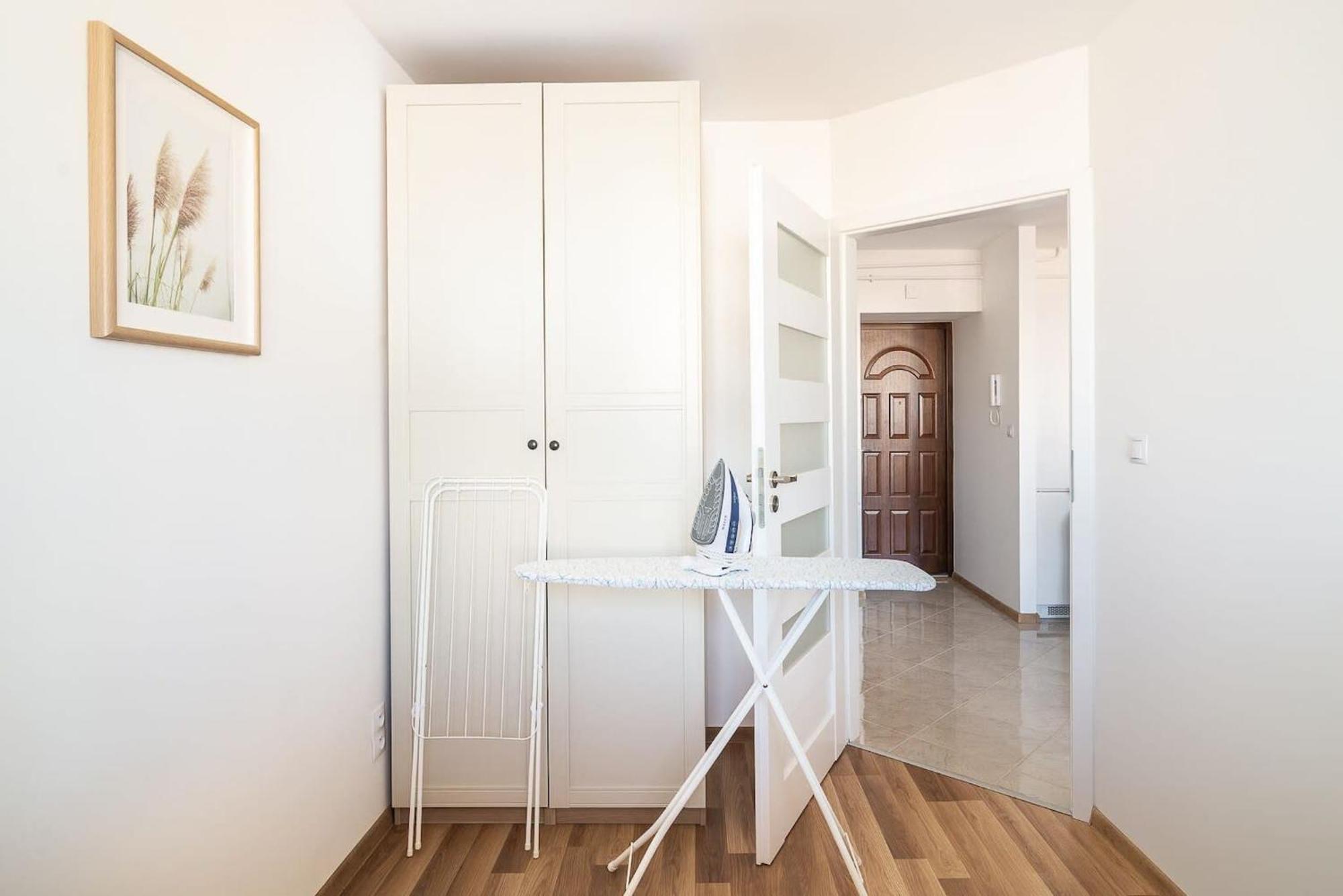 Navy Aesthetic Apartment With Balcony By Noclegi Renters Warsaw Exterior photo