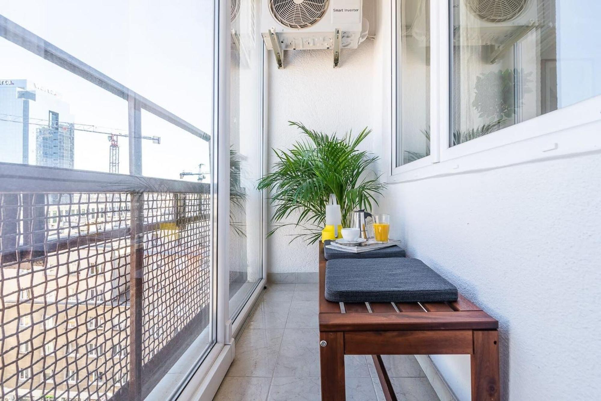 Navy Aesthetic Apartment With Balcony By Noclegi Renters Warsaw Exterior photo